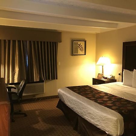Days Inn By Wyndham Bloomington West 외부 사진