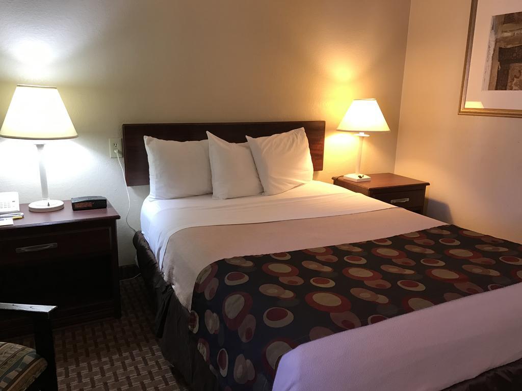 Days Inn By Wyndham Bloomington West 외부 사진
