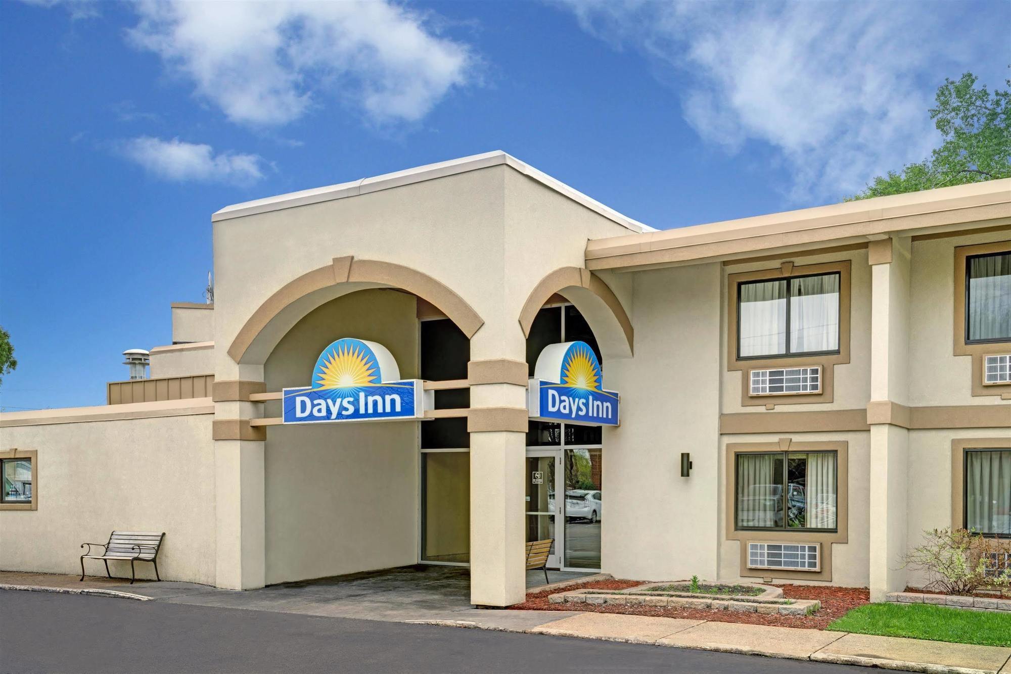 Days Inn By Wyndham Bloomington West 외부 사진