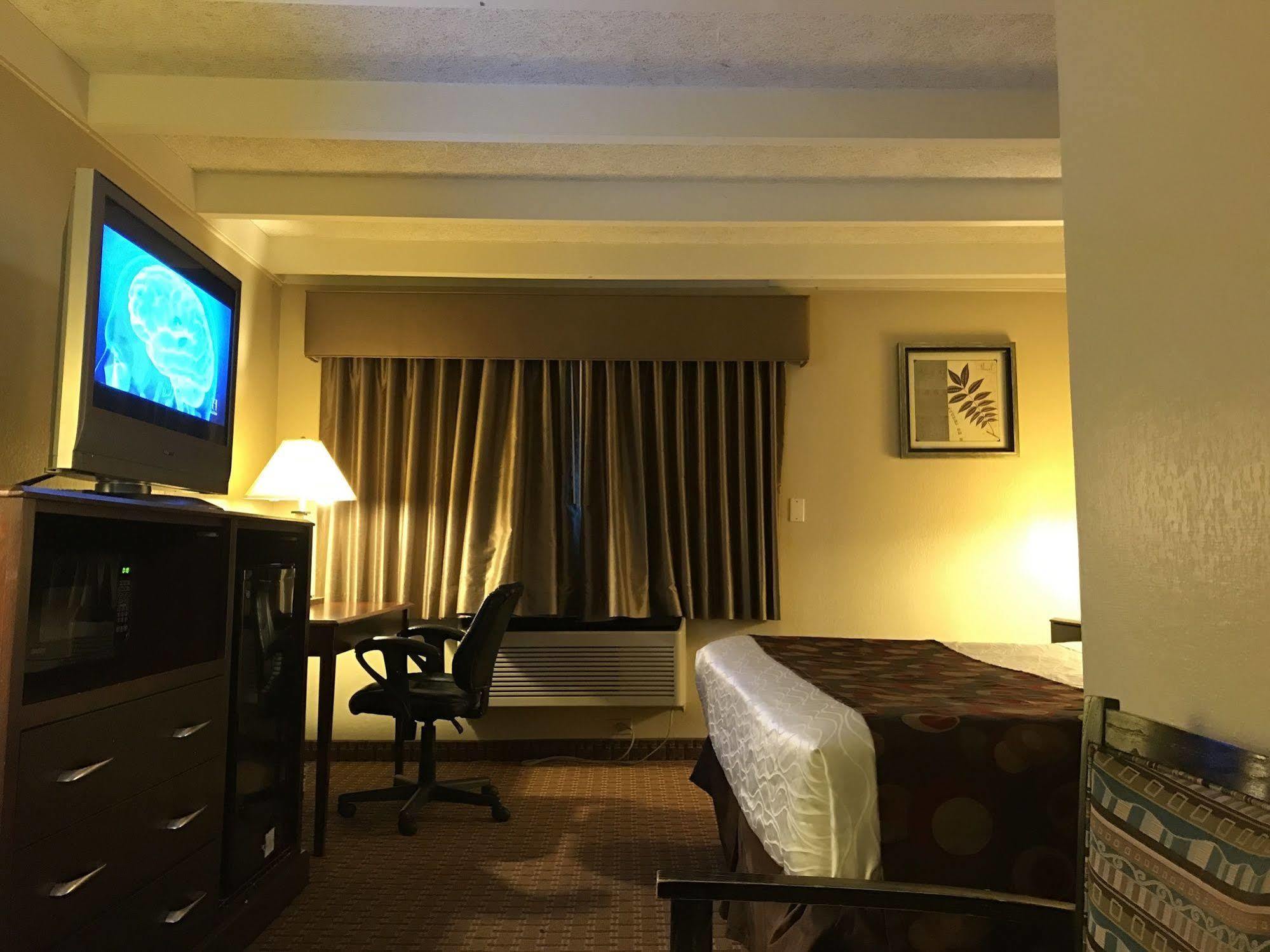Days Inn By Wyndham Bloomington West 외부 사진