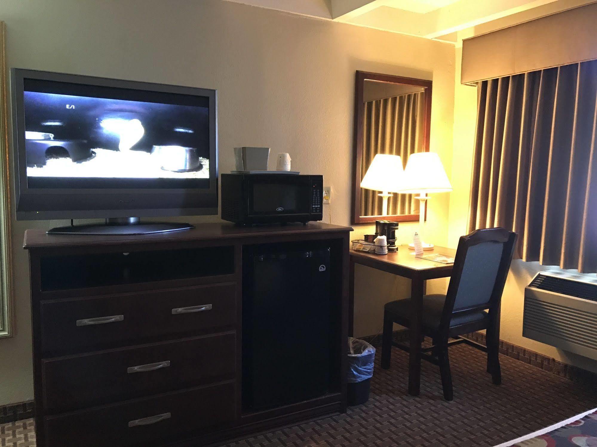 Days Inn By Wyndham Bloomington West 외부 사진